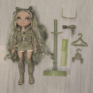 Shadow High / Rainbow High Olivia